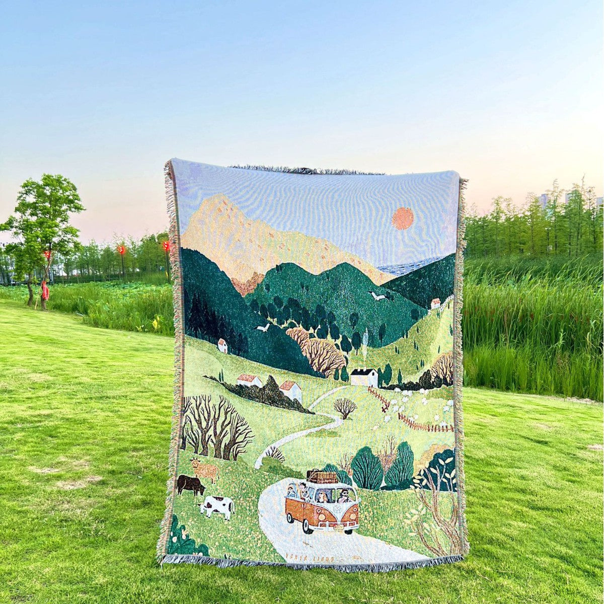 GiftoLuck Scenic Jacquar Wall Tapestry Throw Blanket Taipéis– Woven Sofa Cover, Outdoor Camping Blanket & Living Room Wall Decor