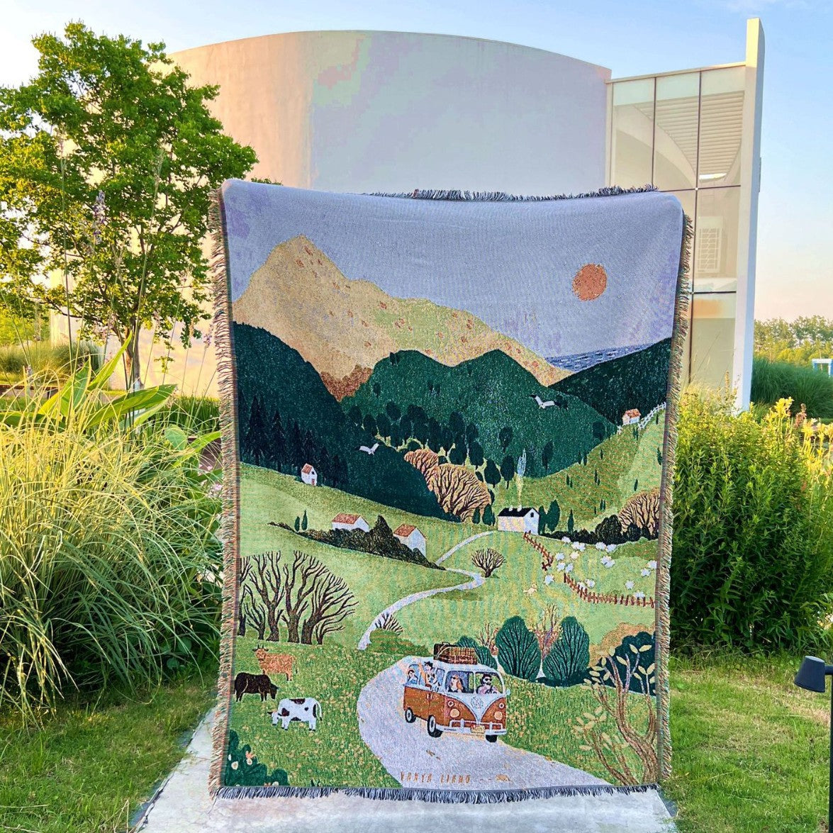 GiftoLuck Scenic Jacquar Wall Tapestry Throw Blanket Taipéis– Woven Sofa Cover, Outdoor Camping Blanket & Living Room Wall Decor
