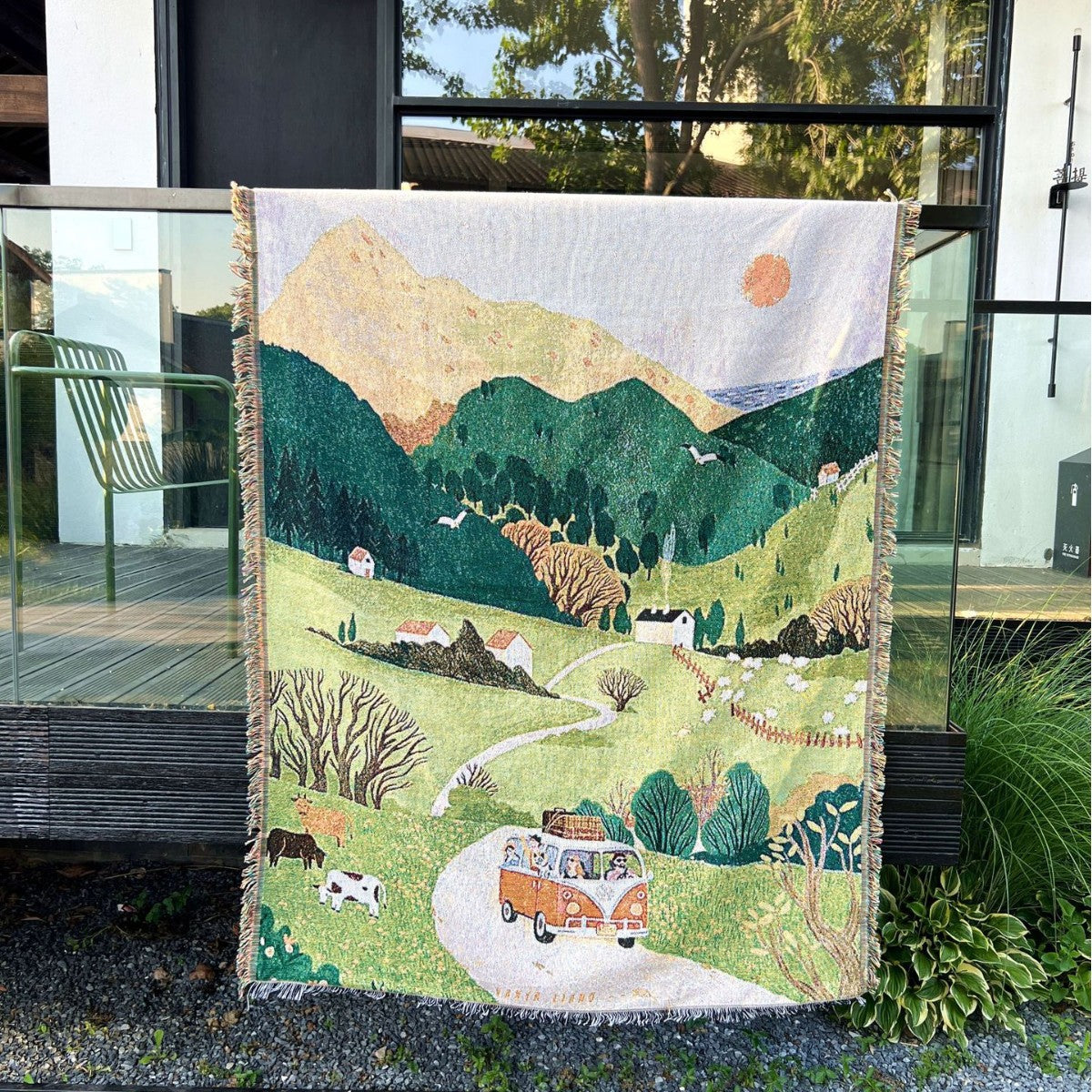 GiftoLuck Scenic Jacquar Wall Tapestry Throw Blanket Taipéis– Woven Sofa Cover, Outdoor Camping Blanket & Living Room Wall Decor